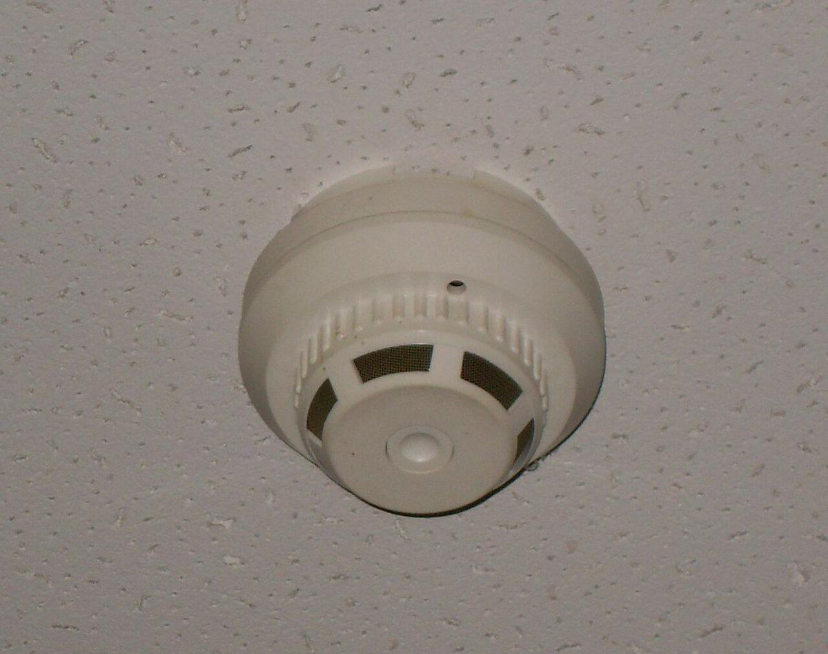 Detector de humos montado en el techo
